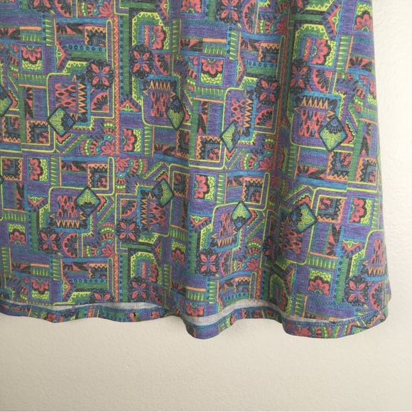 LuLaRoe Perfect Tee Short Sleeve Scoop Neck Top in Geometric Multicolor - Picture 4 of 10